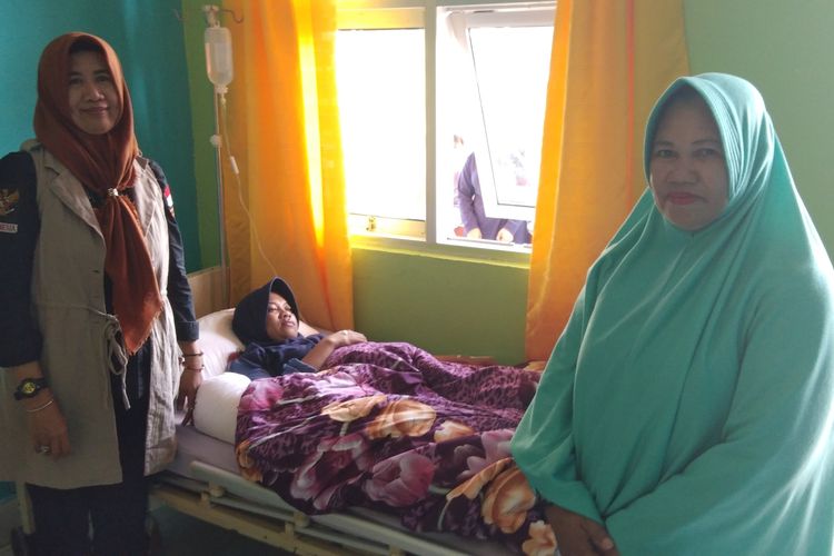 Seorang penyelenggara menjalani perawatan medis setelah jatuh pingsan dalam TPS saat melakukan rekap penghitungan suara di TPS 06 desa Harapan, Kecamatan Malili, Luwu Timur, Kamis (18/4/2019)