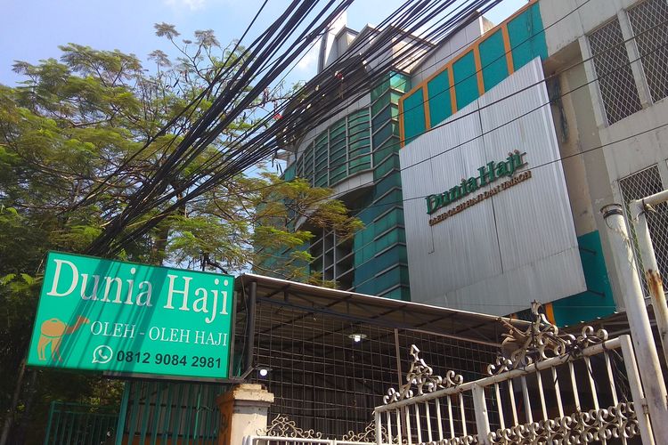 Salah satu toko oleh-oleh Haji di Jalan K.H. Mas Mansyur