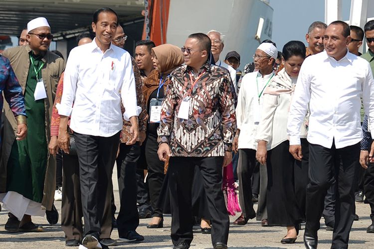 Presiden Jokowi meresmikan pengoperasian Terminal Penumpang dan Dermaga Pelabuhan Sambas, Sibolga, Sumatra Utara, Minggu (17/3/2019)