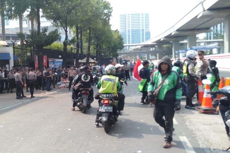 Demo pengemudi Gojek di depan gedung Kedubes Malaysia bubar pukul 15.00. Mereka bubar dengan tertib. Selasa (2/9/2019)