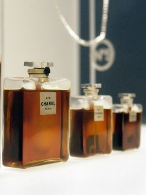 Botol parfum Chanel No.5 yang dirilis Coco Chanel pada 1921 diperlihatkan dalam sebuah pameran sejarah mode, di House of Chanel, Metropolitan Museum of Art di New York, Amerika Serikat, 2 Mei 2005. (AFP/Stan Honda)