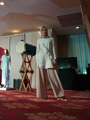 Salah satu koleksi Raya dari label busana muslim KAMI. Tiga koleksi terbaru diperkenalkan, yakni Marra, Hanagami & Varsada dan Promenade di Ballroom Hotel The Ritz Carlton, Jakarta, Rabu (16/5/2018).