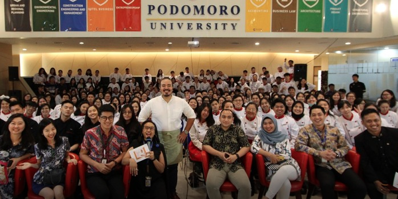 Podomoro University menghadirkan Chef Adam Liaw, pemenang Masterchef Australia season ke-2 untuk berbagi ilmu kepada mahasiswa bisnis perhotelan (15/4/2019).