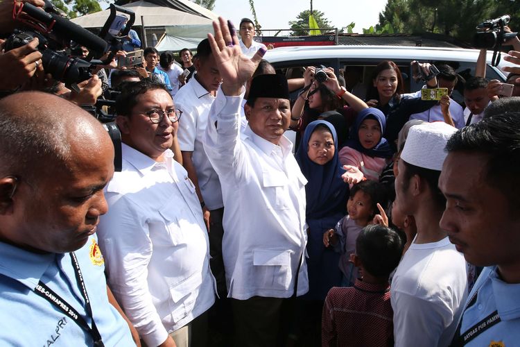 Calon Presiden no urut 02, Prabowo Subianto usai menggunakan hak pilihnya pada Pemilu 2019 di TPS 041, Bojong Koneng, Babakan Madang, Bogor, Jawa Barat, Rabu (17/04/2019).