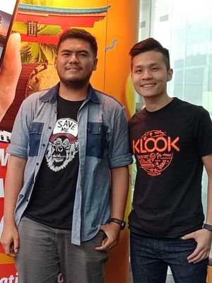 Travel Blogger Ashari Yudha dan KLOOK Southeast Asia Marketing Lead Marcus Yong seusai konferensi pers di Jakarta. Kamis (31/5/2018).