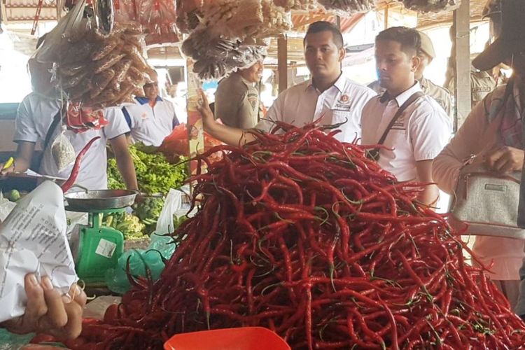Tim Satuan Tugas Pangan Kota Lhokseumawe mengecek harga barang jelang Ramadhan di Pasar Inpres, Kota Lhokseumawe, Aceh, Jumat (11/5/2018).