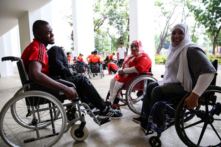 Atlet paralimpiade cabang atletik dari berbagai negara di Asia bersiap melakukan klasifikasi di Stadion Madya, Gelora Bung Karno, Jakarta Pusat, Rabu (3/10/2018). Tujuan klasifikasi adalah untuk mengelompokkan para atlet berdasarkan jenis dan tingkat disabilitasnya. Dalam Asian Para Games 2018, atlet dikelompokkan menjadi tiga, yaitu physical impairment (PI) untuk atlet tunadaksa, visual impairment (VI) bagi atlet tunanetra, dan intellectual impairment (II) untuk atlet tunagrahita.