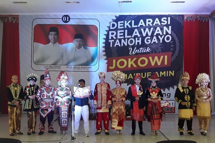 Suasana deklarasi Relawan Tanoh Gayo untuk Jokowi-Maruf di Gedung Olah Seni, Takengon, Aceh Tengah, Aceh, Senin (24/12/2018). Deklarasi itu menampilkan keragaman budaya yang ada di daerah itu, diantaranya dengan penampilan model dengan pakaian tradisional Gayo, Jawa, Aceh, Padang dan Batak.
