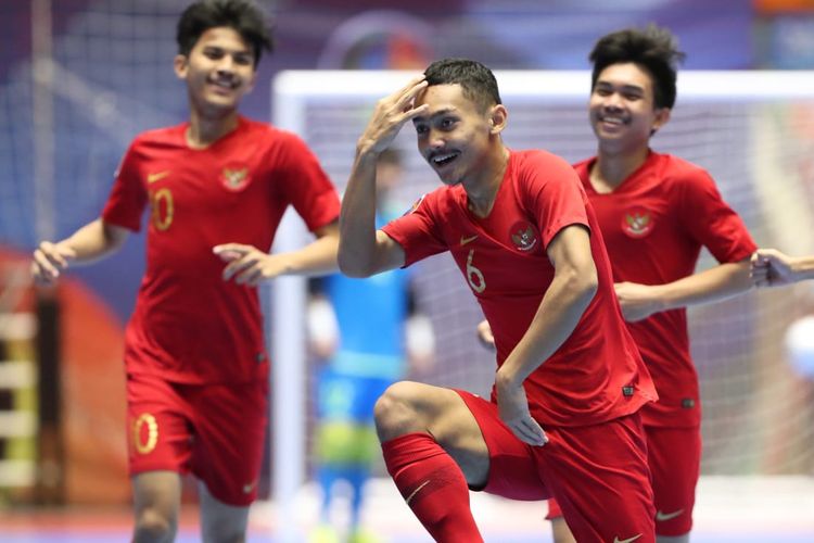 Para pemain tim futsal Indonesia melakukan selebrasi saat menghadapi Irak pada babak penyisihan Grup D Kejuaraan Futsal AFC U-20, di Iran, Minggu (16/6/2019).