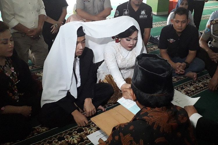 Andriyansah (20) tersangka kepemilikan narkona menikahi Azikah (20) kekasihnya di Mapolsek Tamansari, Jakarta Barat pada Senin (26/3/2018). 