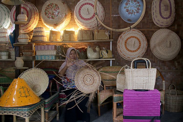 Aminah (40), pemilik usaha Rotan Dua Bersaudara, sedang menganyam keranjang dari bahan baku rotan. Usaha kerajinan produksi rumahan ini merupakan yang pertama di Desa Keude Bieng, Kecamatan Lhoknga, Kabupaten Aceh Besar. Usaha ini peninggalan Juwairiyah, almarhum ibunya, yang dirintis sejak tahun 1990.