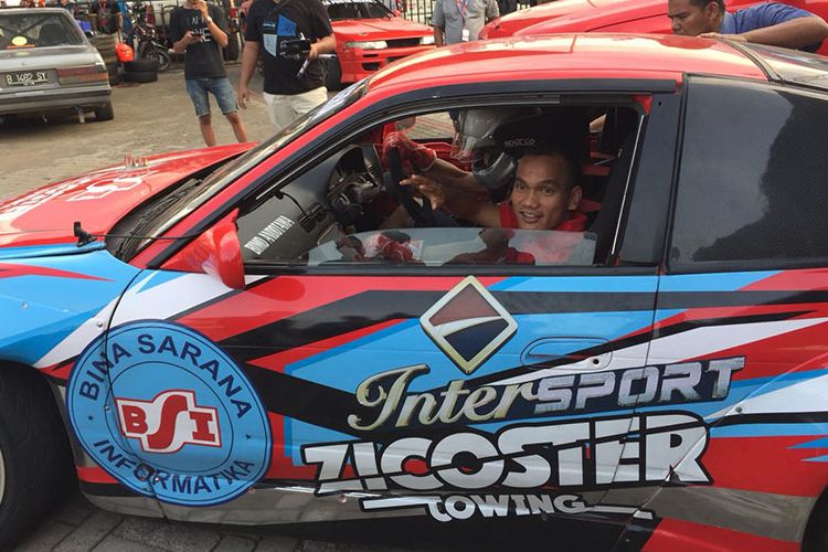 Pemain klub Persija Jakarta, Riko Simanjuntak saat berada di dalam mobil yang akan mengadakan aksi drifting di Asphalt Area Intersport, Indonesia International Motor Show (IIMS) 2018, Sabtu (28/4/2018).