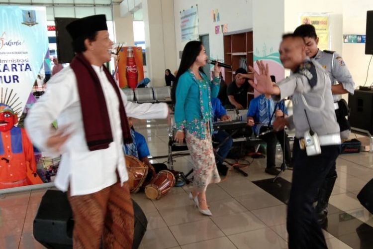 Kesenian Betawi dari Sudin Parbud Jakarta Timur hibur pemudik di Terminal Pulogebang, Jumat (8/6/2018)