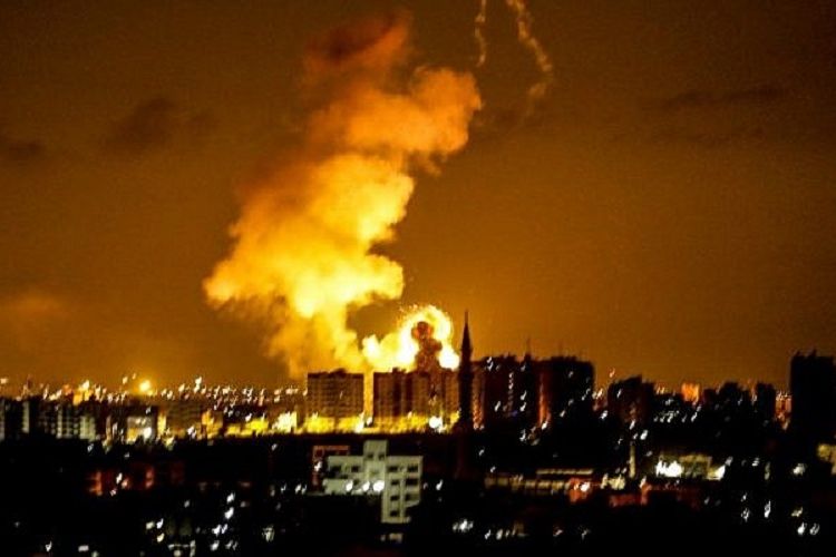 Asap mengepul di salah satu sudut Gaza City Rabu (8/8/2018) waktu setempat akibat serangan udara Israel. Tel Aviv melakukan gempuran sebagai bentuk balasan setelah Hamas menembakkan 150 roket ke wilayah mereka.