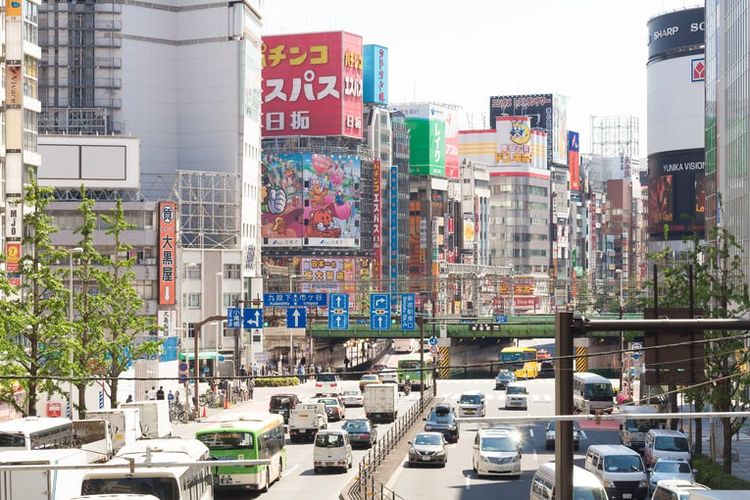 Deretan gedung pencakar langit terlihat dari jalan utama Stasiun Shinjuku pintu keluar timur.