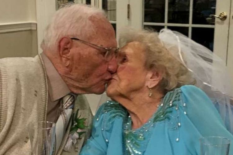 John Cook Sr (100) dan Phyllis Cook (103) berciuman saat resepsi pernikahan mereka pada 26 Agustus 2019.  