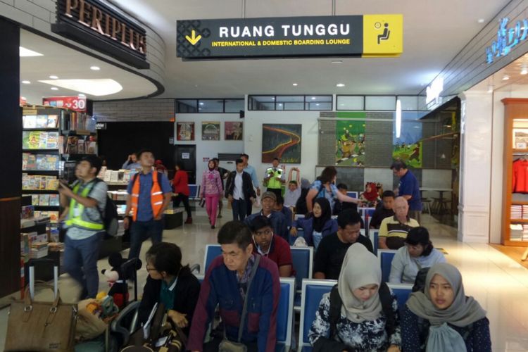 Suasana Bandara Internasional Adisutjipto di Daerah Istimewa Yogyakarta, Jumat (26/1/2018). Pihak PT Angkasa Pura I menyebut bandara ini sudah melebihi kapasitas yang seharusnya, sehingga untuk meningkatkan pelayanan dibutuhkan bandara baru bernama New Yogyakarta International Airport (NYIA) di Kabupaten Kulon Progo.