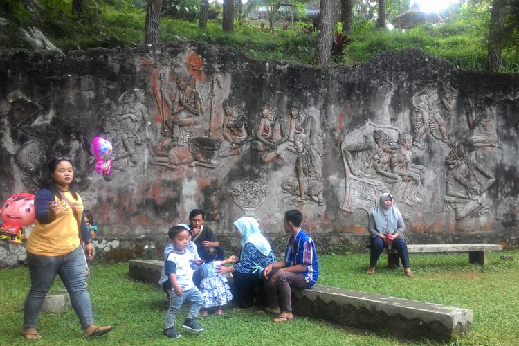 Relief kisah pewayangan Sugriwo Subali yang berada di sekitaran mulut Goa Kiskendo. Komunitas seni Yogyakarta saat itu yang membuat relief itu di tahun 1980-an.