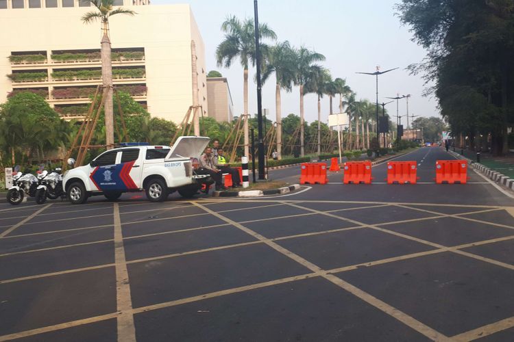 Penutupan ruas jalan disebabkan adanya penyelenggaraan pertandingan jalan cepat Asian Games 2018 di ruas Jalan Asia Afrika, Jakarta Pusat, Rabu (29/8/2018).