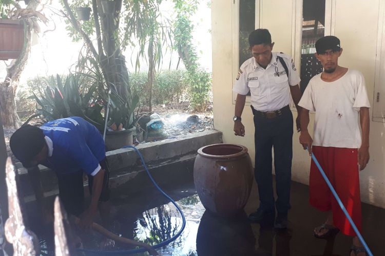 Ketua RT dibantu dua rekannya membersihkan rumah sejarawan Peter Kasenda (61) di Perumahan Jatikramat Indah, Jatibening Baru, Pondok Gede, Kota Bekasi, Jawa Barat. Foto diambil Selasa (11/9/2018).