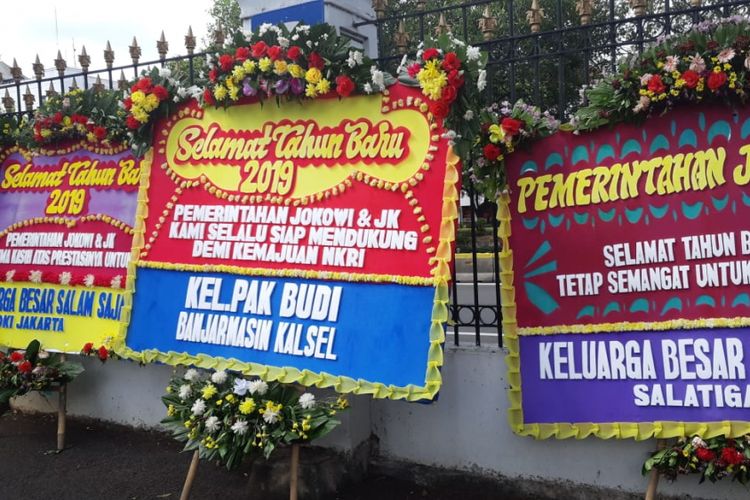 Sejumlah karangan bunga yang dikirimkan ke Istana Presiden, Jakarta.