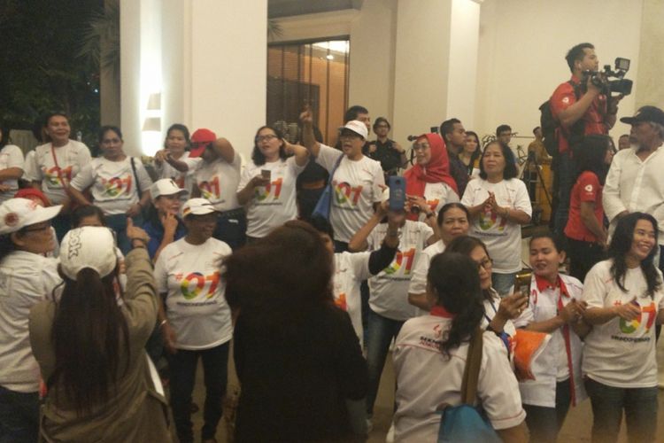 Gaya pendukung Jokowi-Maruf saat memberikan semangat jelang debat kedua pilpres di Hotel Sultan, Jakarta, Minggu (17/2/2019) malam.