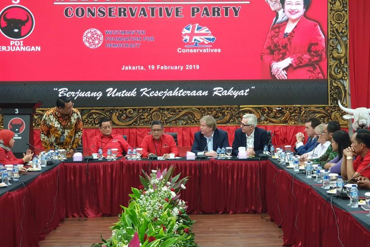 Partai Demokrasi Indonesia Perjuangan (PDI-P) menerima kunjungan delegasi partai berkuasa Inggris, Conservative Party, di Kantor DPP PDI-P, Menteng, Jakarta Pusat, Selasa (19/2/2019).
