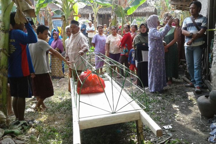 Polisi memeriksa jasad Mbah Mulyati, Sabtu (9/9/2017).