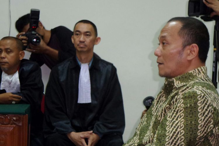 Penyanyi rap Iwa K sesaat sebelum sidang putusan di Pengadilan Negeri Tangerang, Rabu (27/9/2017).