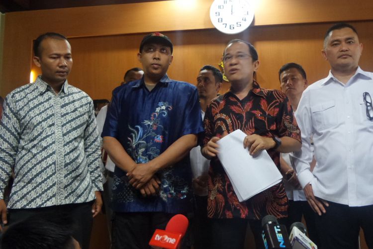 Anggota Komisi III DPR RI Akbar Faizal bersama orang yang diduga mencemarkan nama baiknya di gedung Bareskrim Polri, Jakarta, Senin (30/10/2017). 