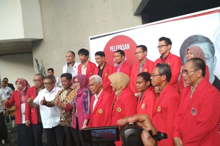 Menteri Sosial, Idrus Marham secara simbolik melepas 19 dokter senior Universitas Hasanuddin (Unhas) Makassar ke Kabupaten Asmat, Senin (5/2/2018).