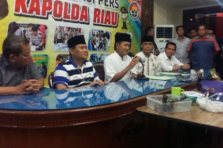 Kapolda Riau Irjen Pol Nandang (tengah) dan Rektor Universitas Riau Aras Mulyadi (kaus putih biru) menggelar konferensi pers terkait penangkapan tiga terduga teroris dan penyitaan empat bom siap pakai dari gelanggang mahasiswa Universitas Riau, Sabtu (2/6/2018). 