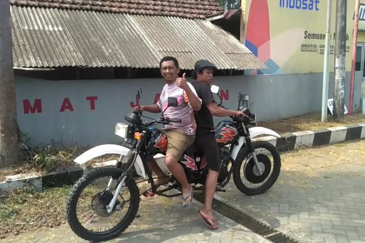 Motor trail bermuka dua hasil modifikasi Arif Fahrudin, seorang warga Kabupaten Tulungagung, Jawa Timur. Arif menggabungkan dua buah motor menjadi satu dan bisa berjalan.