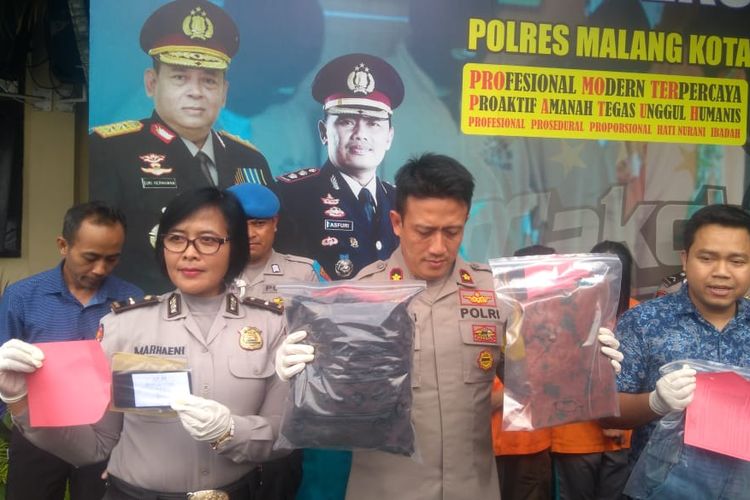 Jajaran Polres Malang Kota saat merilis pelaku pembunuhan di Jembatan Gadang Kota Malang, Kamis (4/4/2019)