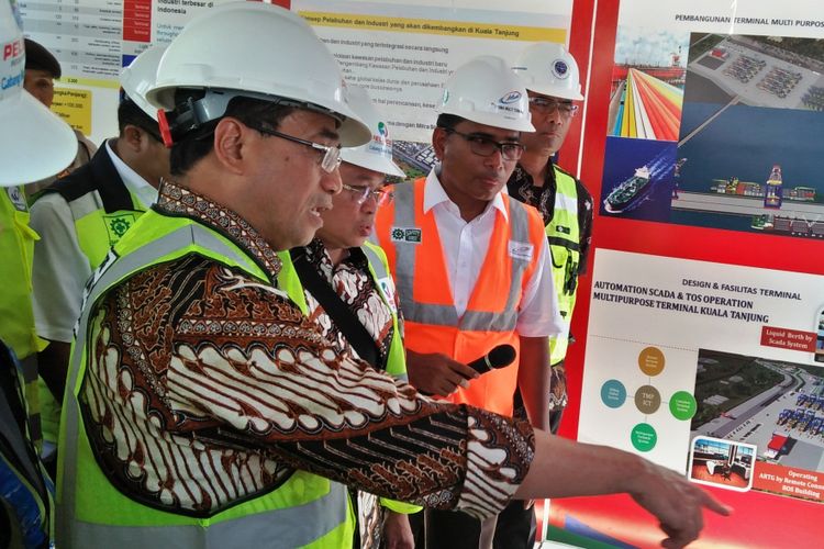 Menteri Perhubungan Budi Karya Sumadi saat meninjau pembangunan Terminal Multipurpose Pelabuhan Kualatanjung, Jumat (24/11/2017)