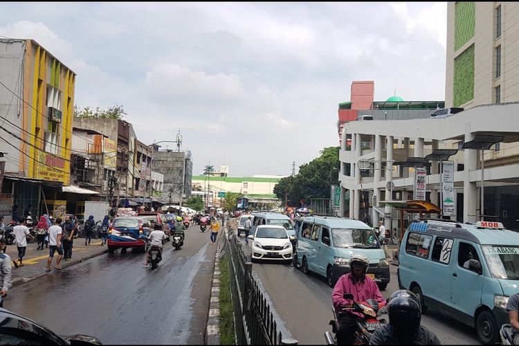 Jalan Kebon Jati yang ditutup saat proses pemadaman berlangsung mengundang kemacetan, Senin (22/4/2019)