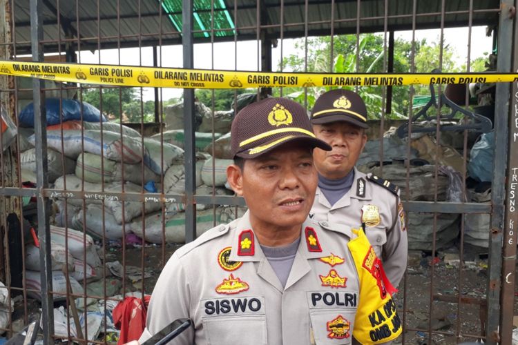 Kapolsek Bantargebang Kompol Siswo di Tempat penggilingan limbah plastik, lokasi tewasnya Sariman (36) tergilas mesin giling di Kampung Cisalak, Kelurahan Sumur Batu, Bantargebang, Kota Bekasi, Jumat (18/1/2019).