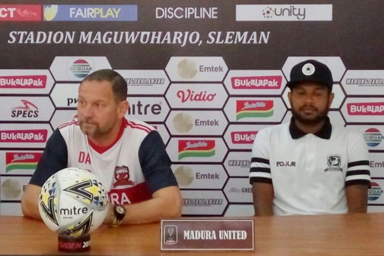Pelatih Madura United Dejan Antonic dan Pemain Madura United Fandry Imbiri saat jumpa pers di Stadion Maguwoharjo, Sleman Kamis (14/03/2019)