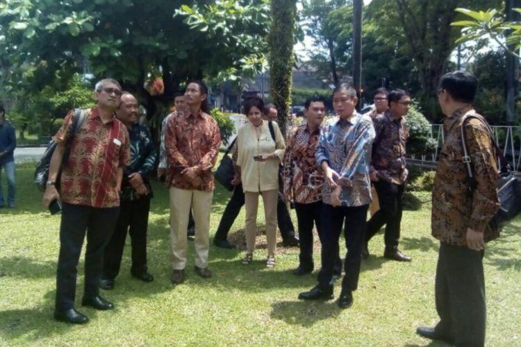 Menteri ESDM Ignasius Jonan saat berada di halaman kantor BPPTKG, Yogyakarta, Sabtu (24/2/2018).