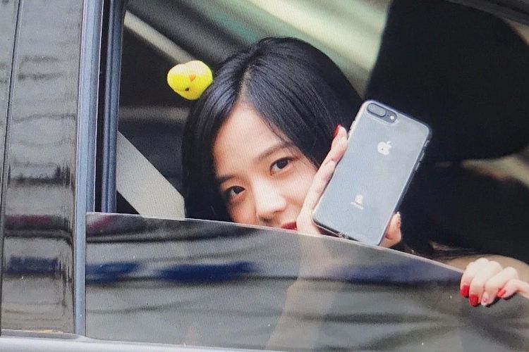 Salah satu personel BLACKPINK dengan ponsel Iphone di tangannya. 