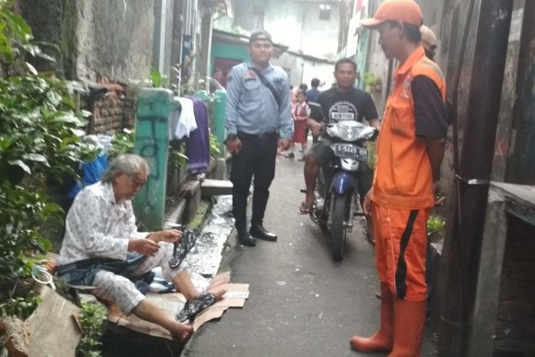 Udjan Susanto (74), seorang lansia yang ditemukan Dinas Sosial DKI Jakarta di selokan di kawasan Duri Utara, Tambora, Jakarta Barat pada Kamis (7/12/2017).