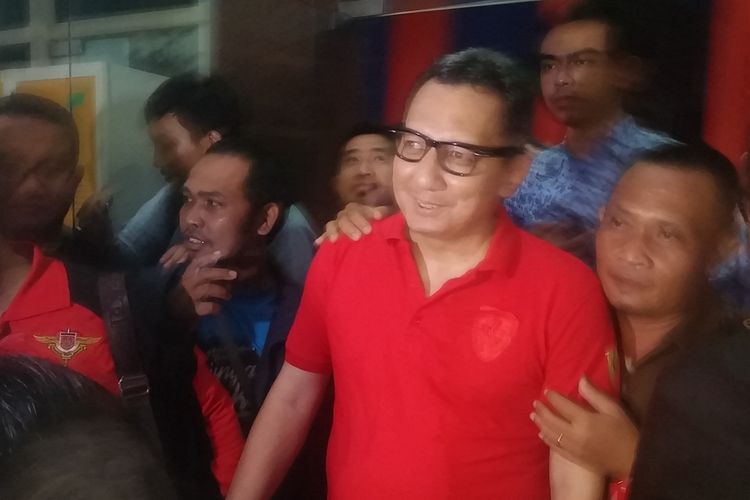 Dokter Bagoes dibawa ke Kejati Jatim di Surabaya, Rabu (29/11/2017) sore.