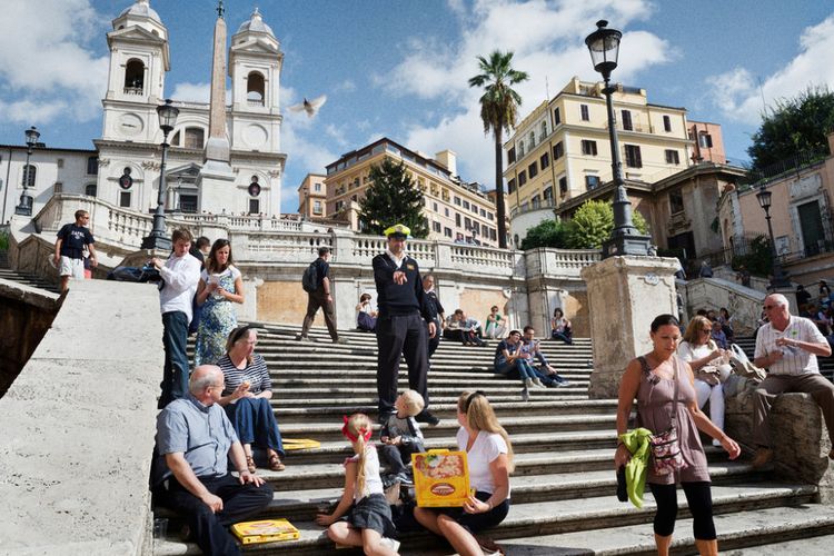 Turis tertangkap sedang makan di tempat umum Roma, Italia oleh polisi. 