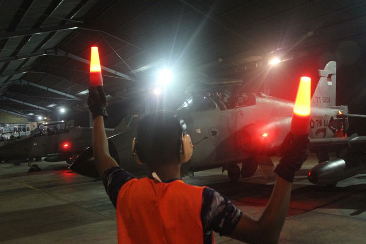 Persiapan latihan terbang malam pesawat tempur jenis hawk 100/200 dari Skadron Udara 12 Lanud Rsn Pekanbaru.