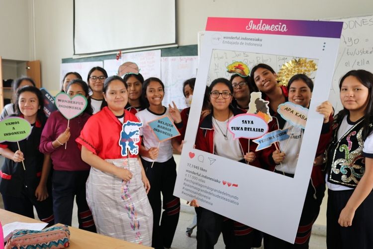 Para siswi peserta kelas Bahasa Indonesia di sekolah lanjutan Colegio Juan Alarco de Danmert, di Lima, Peru, Kamis (25/4/2019).