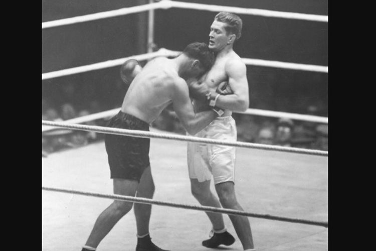 Jack Dempsey (kiri) saat bertanding melawan Gene Tunney pada September 1927.