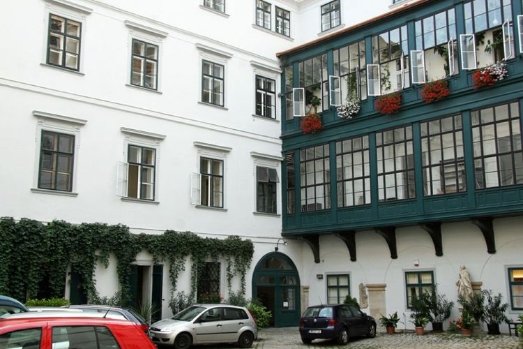 Halaman dan bangunan dengan fasad bergaya abad ke-17 di Deutschordenshaus, Singerstrasse 7, Wina, Austria.