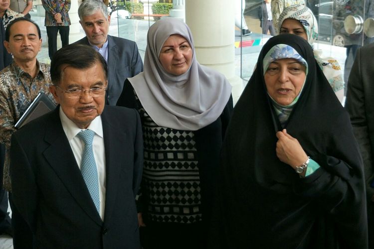 Wakil Presiden RI Jusuf Kalla (kiri) menerima Wakil Presiden Iran untuk Urusan Perempuan dan Keluarga, Massoumeh Ebtekar (kanan). Pertemuan tersebut digelar di Kantor Wakil Presiden RI, Jakarta, Rabu (11/7/2018). 