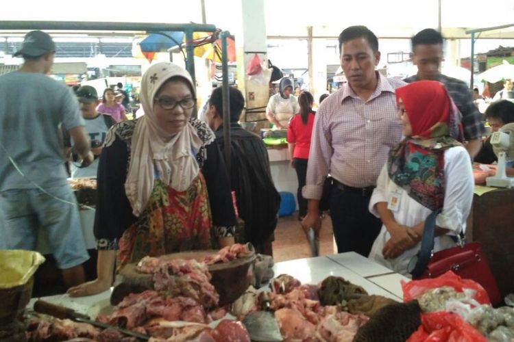 Dinas Perdagangan Kabupaten Kudus dan Polres Kudus saat memantau harga sembako di Pasar Bitingan Kudus, Jawa Tengah, Jumat (15/12/2017).‎