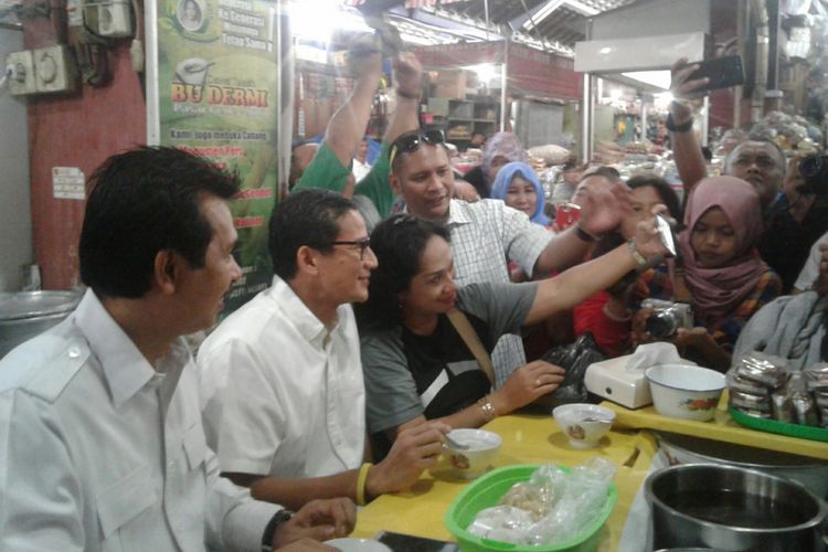 Wakil Gubernur DKI Jakarta Sandiaga Uno mencicipi es dawet telasih Bu Dermi di Pasar Gede Solo, Jateng, Minggu (25/3/2018).